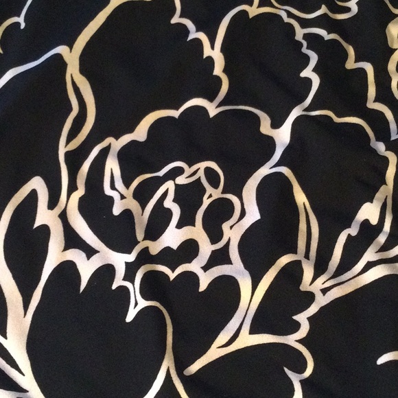 🌟 Worthington Black with White Outlined Flowers - Picture 3 of 12